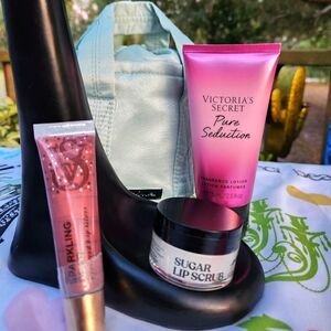 Victoria Secret Beauty Essentials With Mint Green Drawstring Bag NWT